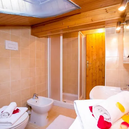 Casa vacanze Sleeps 7 Sala Comacina